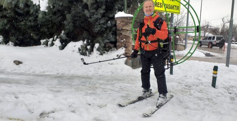 Paramotorla Karların Üzerinde Kayak Yaparak Evine Gidiyor