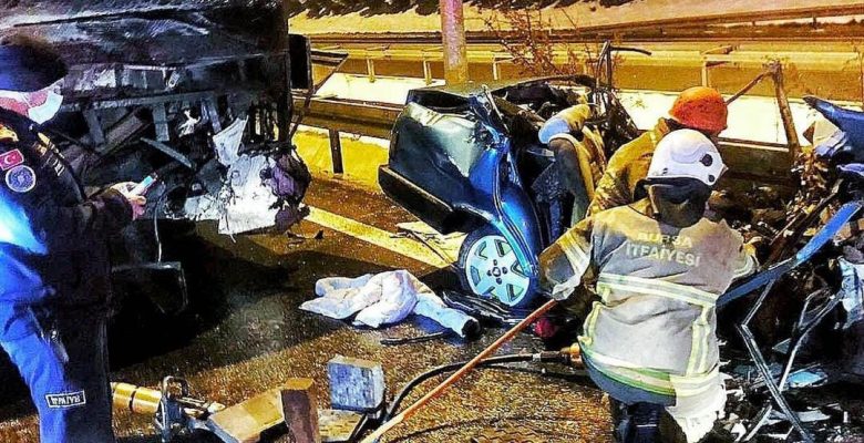 Ters Şeride Giren Otomobil Otobüsle Çarpıştı: 2 Ölü, 10 Yaralı