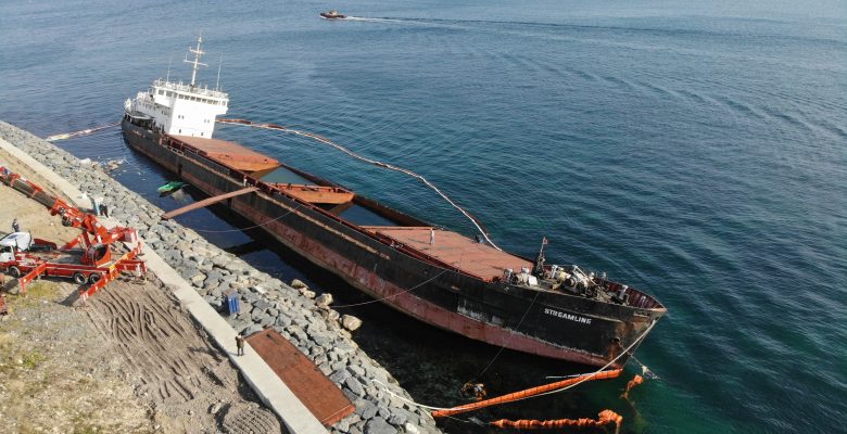 Zeytinburnu’nda Kıyıya Vuran Gemiye Parçalanma İşlemleri Başlatıldı