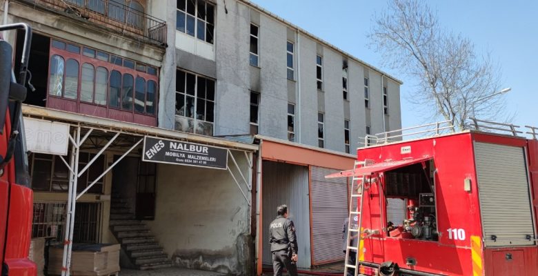 Bursa’da Korkutan Yangın, Esnaf El Birliğiyle Malzemeleri Dışarıya Çıkardı