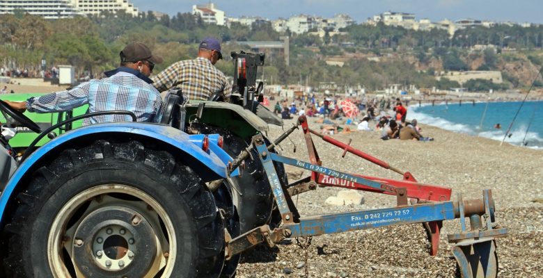 Dünyaca Ünlü Sahil Traktörlerle Tarla Gibi Sürülüp Sezona Hazırlanıyor