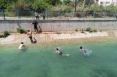 Kısıtlamaya Rağmen Gençler Sulama Kanallarına Girerek Serinlemeye Çalıştı