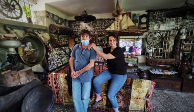 Kestel’de yaşayan aile her yıl binlerce turisti evlerinde ücretsiz ağırlıyorlar