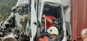 Kestel’de kamyona arkadan çarpan tırın sürücüsü araçta sıkıştı