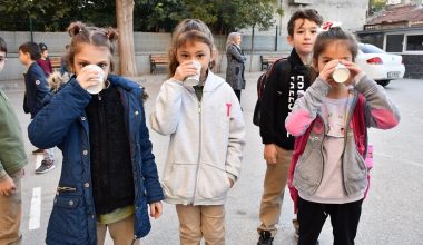 Kestel Belediyesi’nden öğrencilere ballı süt ikramı