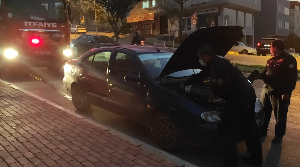 Kestel’de otomobilin motor bölümüne girip, sıkışan kediyi itfaiye ekipleri kurtardı.