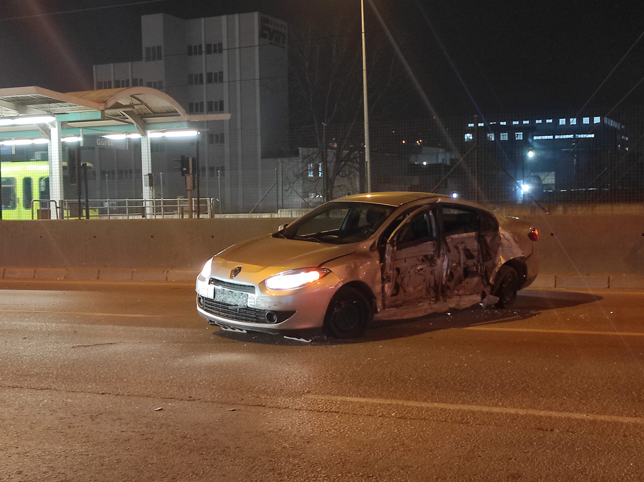 Gürsu’da sürücüsünün makas atmaya çalıştığı otomobil, Gürsu metro istasyonunun duvarına