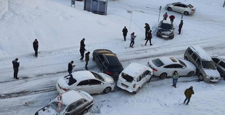Bursa’da Yollar Buz Pistine Döndü, Kazalar Peş Peşe Böyle Yaşandı