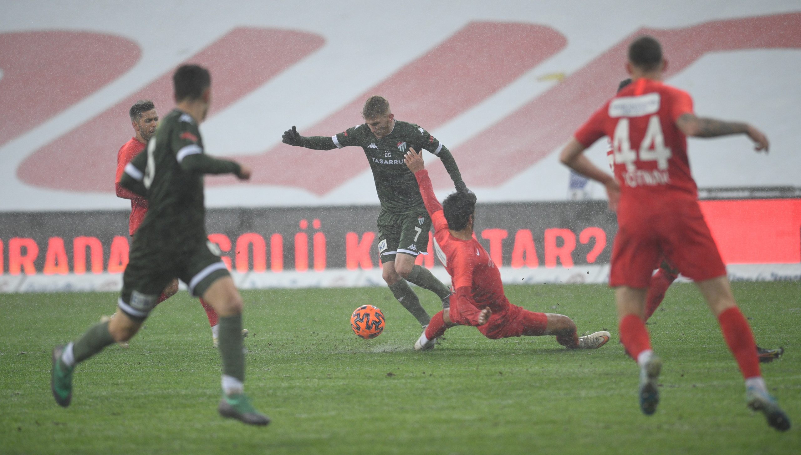 Bursaspor İlk Kez Üst Üste 3 Maç Kazanamadı – Yeşil Beyazlı Takım İç Sahada 14 Puan Kaybetti
