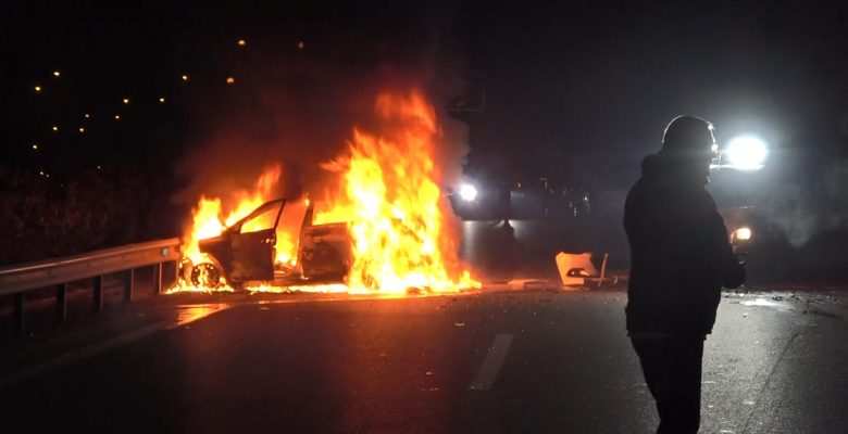 Bursa’da polisten kaçan şüphelileri kenti birbirine kattı, ekip aracına ve bariyerlere çarpan araç alev aldı