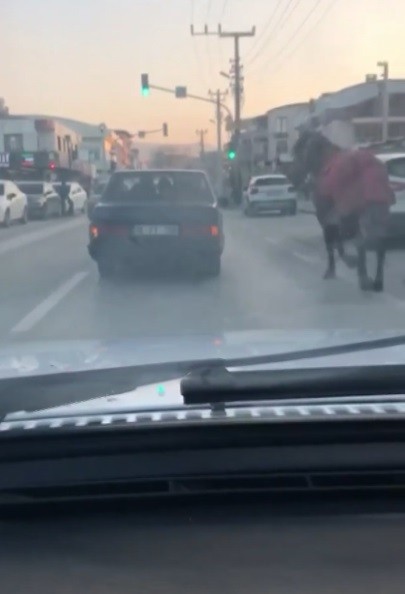 Bursa’da aracına at bağlayıp