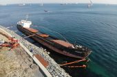 Zeytinburnu’nda Kıyıya Vuran Gemiye Parçalanma İşlemleri Başlatıldı