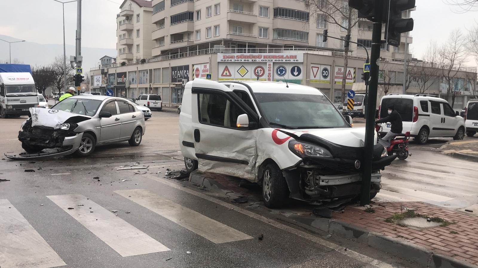 Bursa’da İki Otomobil Çarpıştı: 9 Yaralı