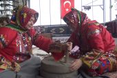 Bursa’da Evlerinde Biriktirdikleri Antika Eşyalarla Yörük Kültürünü Yaşatıyorlar