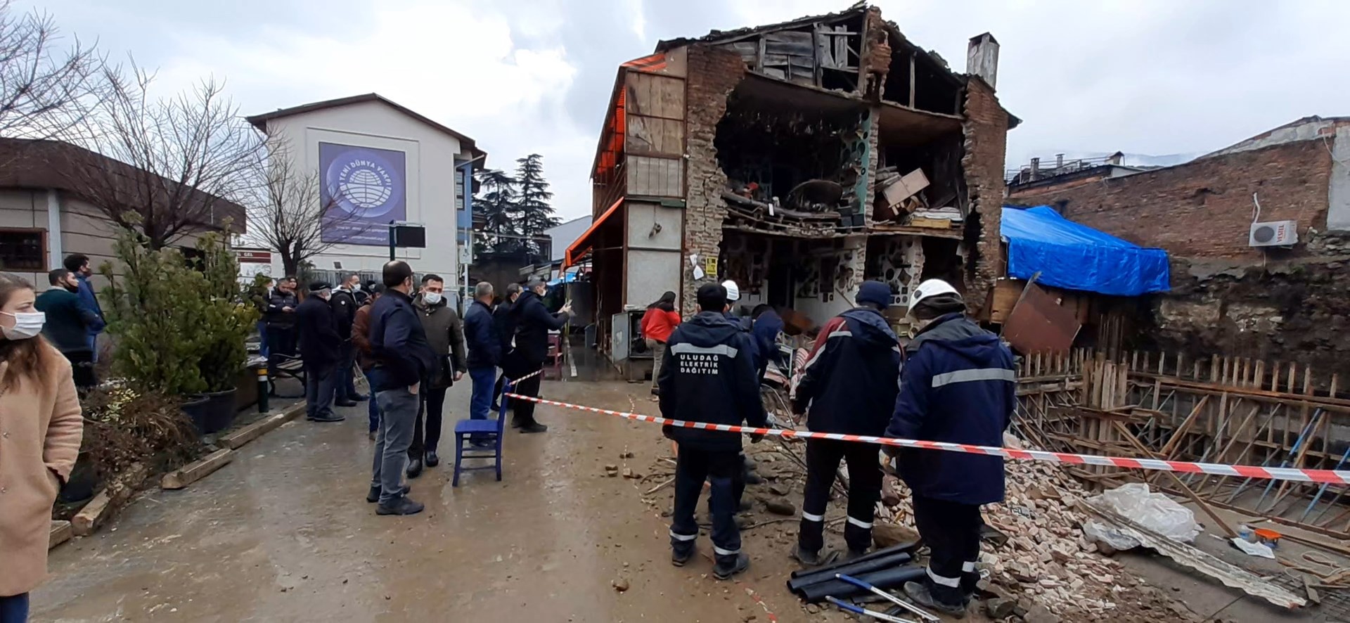 Bursa’da Kafe Büyük Gürültüyle Çöktü, Facianın Eşiğinden Dönüldü