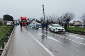Tır Tabelaları Uçurdu, Bursa-Yalova Yolunda Trafik Durdu