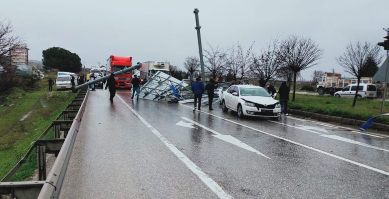 Tır Tabelaları Uçurdu, Bursa-Yalova Yolunda Trafik Durdu