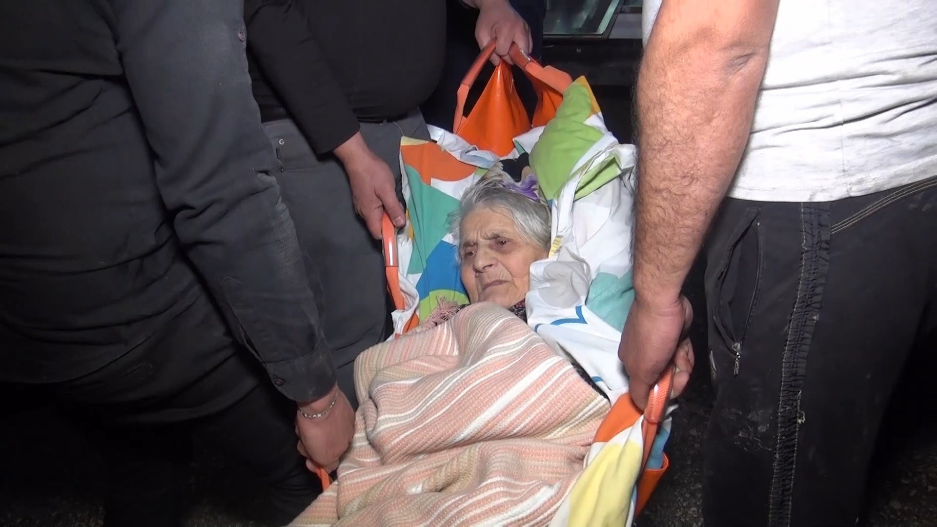 Yangında Can Pazarı… 86 Yaşındaki Felçli Kadın Son Anda Kurtarıldı