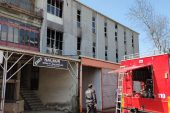 Bursa’da Korkutan Yangın, Esnaf El Birliğiyle Malzemeleri Dışarıya Çıkardı