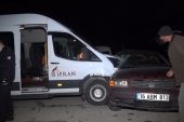 Servis Minibüsü İle Otomobil Çarpıştı: 3 Yaralı