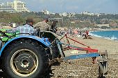 Dünyaca Ünlü Sahil Traktörlerle Tarla Gibi Sürülüp Sezona Hazırlanıyor