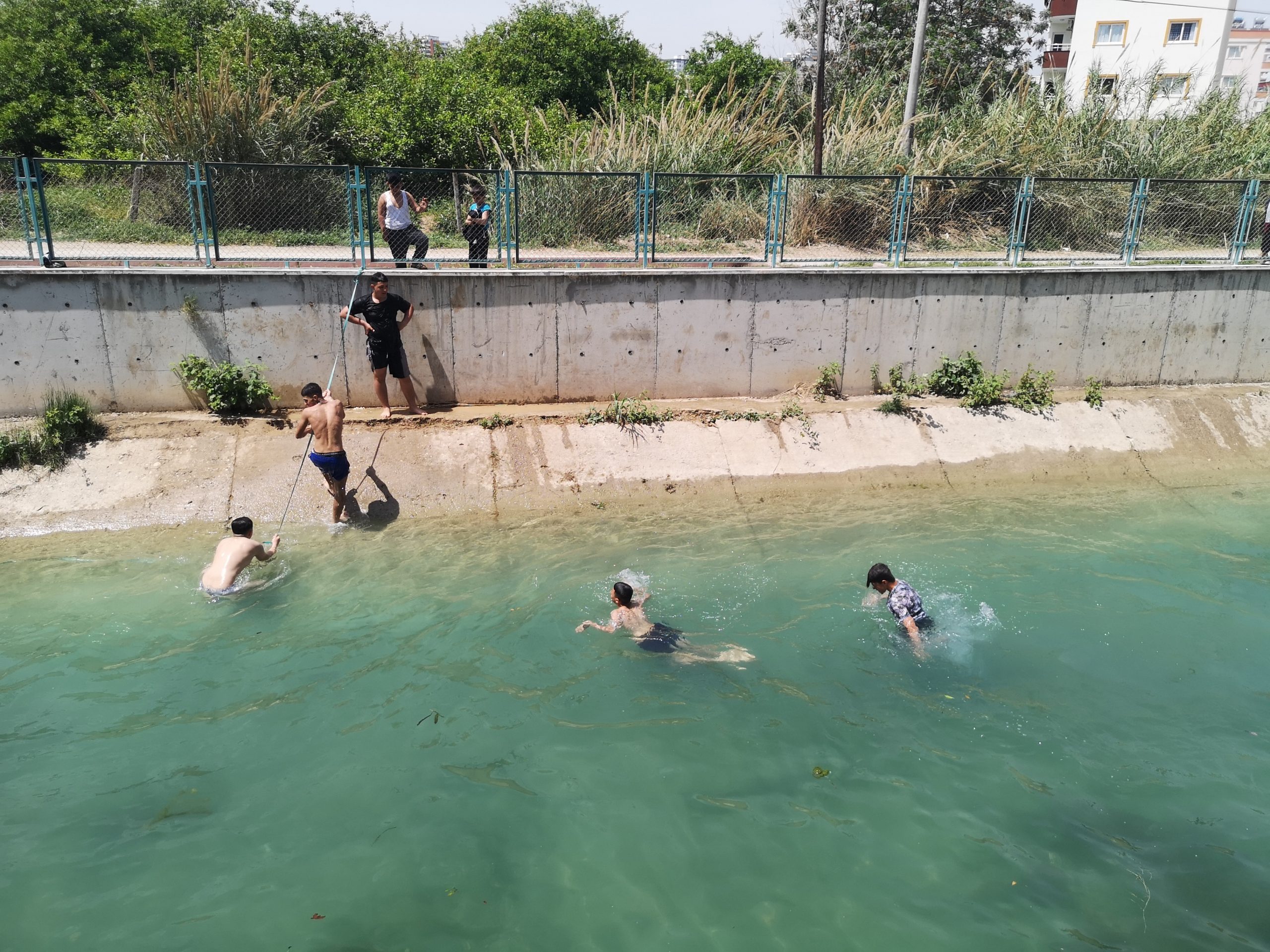 Kısıtlamaya Rağmen Gençler Sulama Kanallarına Girerek Serinlemeye Çalıştı