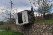 Kestel’de Kontrolden Çıkan Minibüs Parka Uçtu: 4 Yaralı