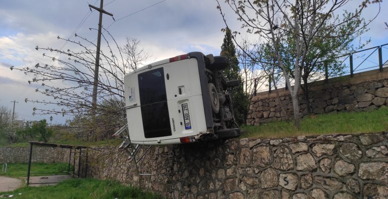 Kestel’de Kontrolden Çıkan Minibüs Parka Uçtu: 4 Yaralı