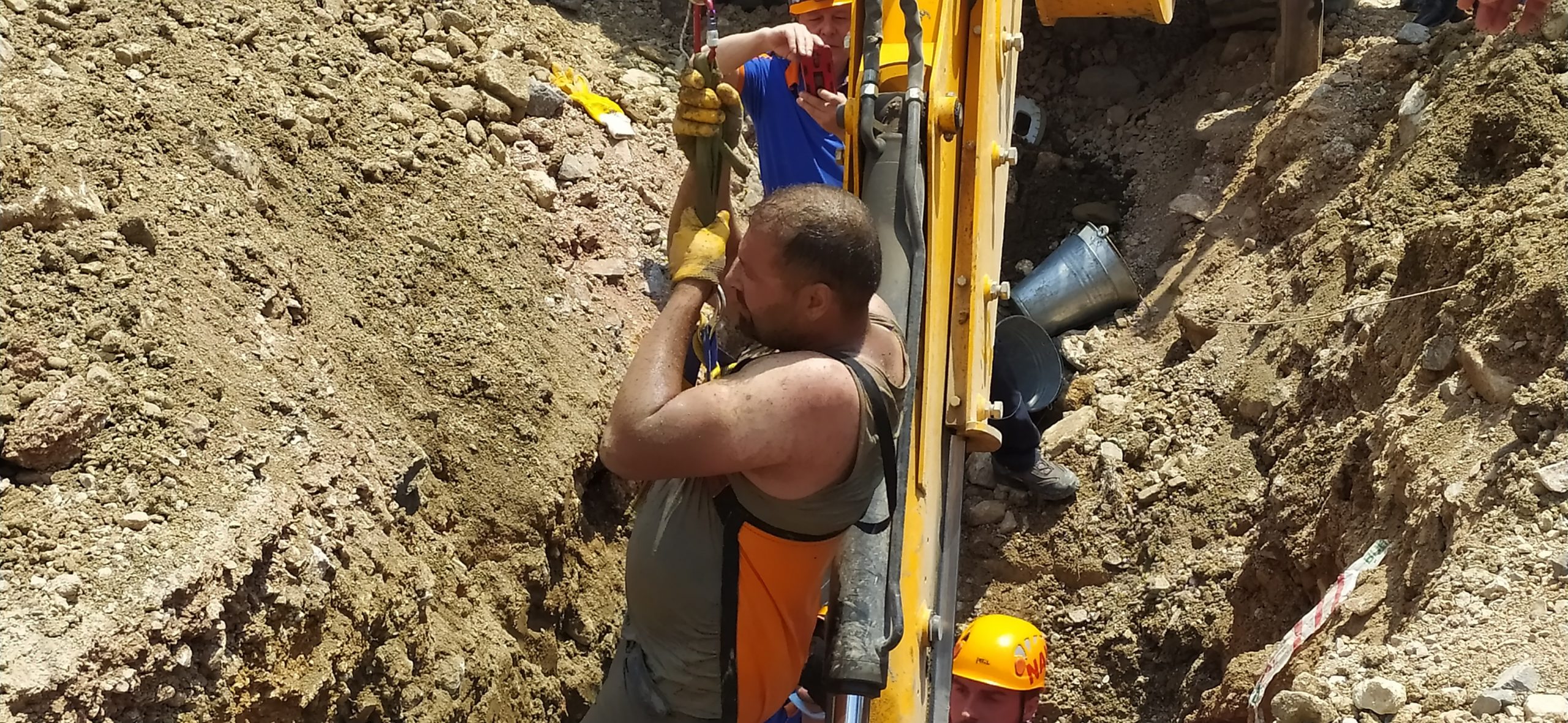 Bursa’da doğalgaz hattı çalışması sırasında yaşanan göçükte mahsur kalan işçi