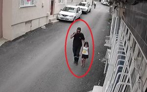 – Bursa’da çocuk tacizcisine meydan dayağı – Güpegündüz kapısının önünden
