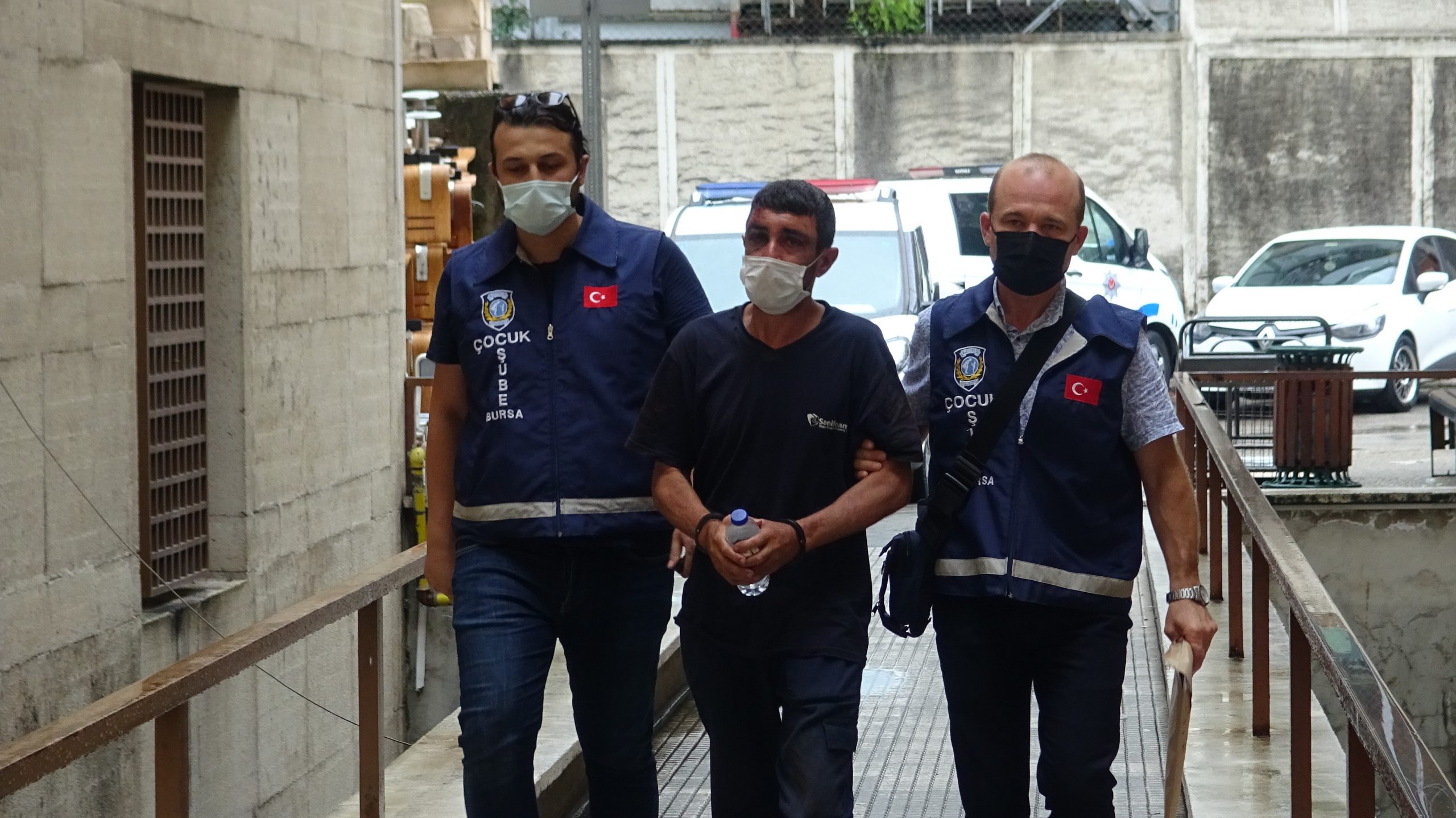 Bursa’da güpegündüz evinin önünden götürdüğü 5 yaşındaki kız çocuğunu öpen