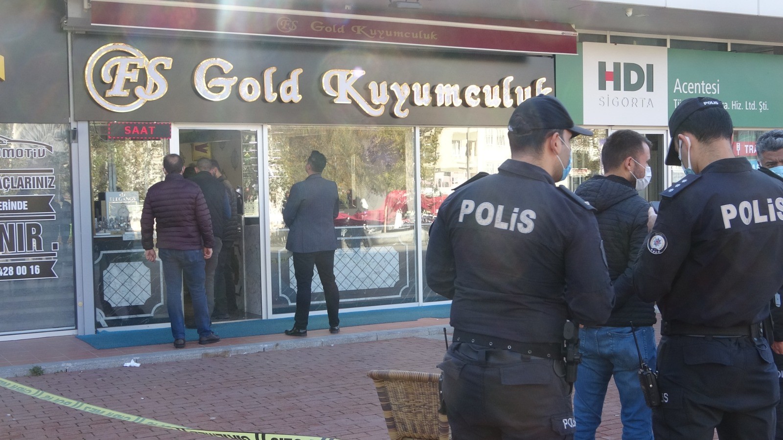 Bursa’da bir kuyumcu dükkanına giren kapüşonlu yüzü maskeli silahlı soyguncu