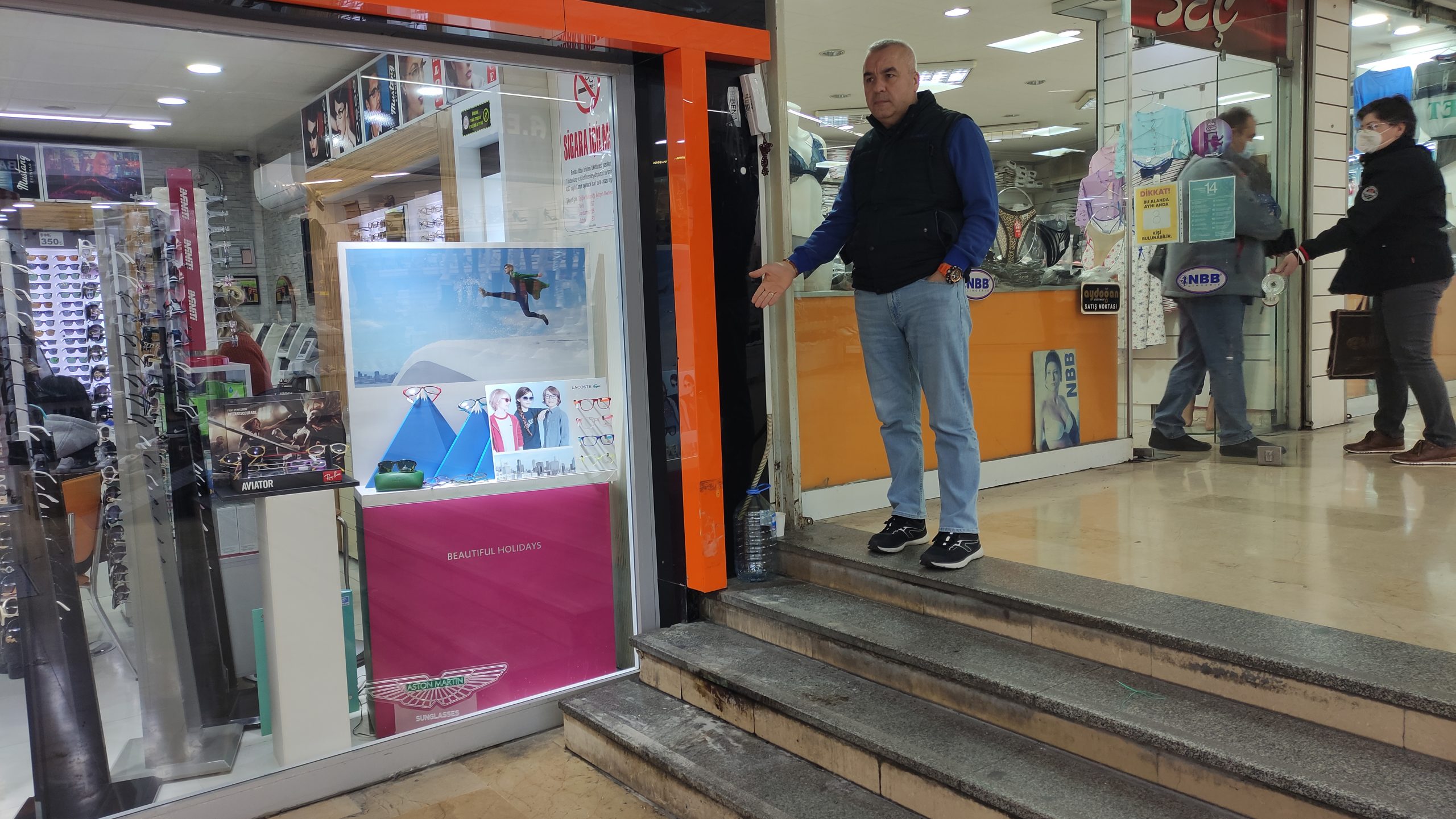 Bursa’da onlarca dükkanın bulunduğu çarşıda madde bağımlıları ateş yaktı. Dükkanları