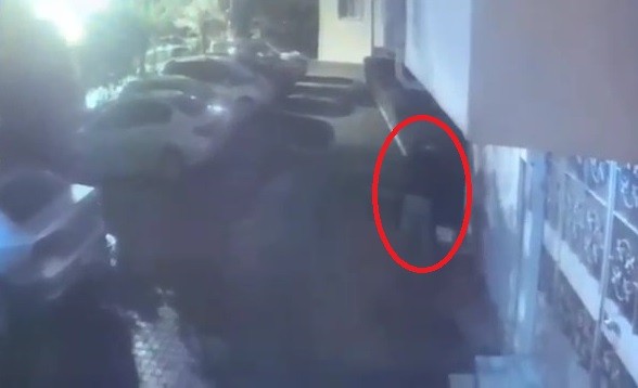 Bursa’da hırsızlık şüphelisi iki kişi, motorun kilidini açamayınca deliye döndü.