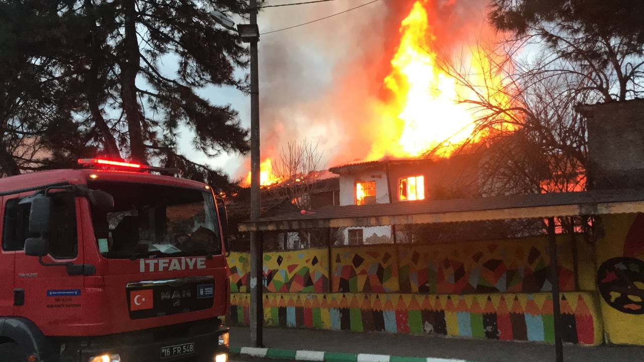Gürsu’da üç ev alev alev yandı, bir okul tahliye edildi