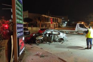 Kestel’de fabrikanın duvarına çarpan otomobilin sürücüsü ağır yaralandı