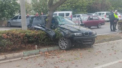 Kestel'de kontrolden çıkan otomobil orta refüjde bulunan ağaca çarparak durabildi.