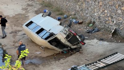 Kestel’de freni patlayan minibüs dereye uçtu