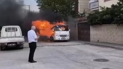 Kestel’de  park halinde olan minibüs henüz bilinmeyen bir sebepten alev