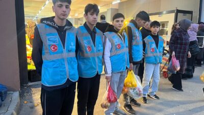 Kestel Ülkü Ocakları mensubu gençler, cuma pazarında yardıma ihtiyaç duyan