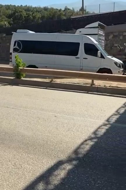 Kestel’de ters şeritte giden servis minibüsüne ceza Kestel’de seyir halindeki bir servis minibüsünün ters şeride girmesi, trafikte
