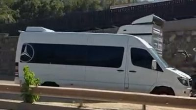 Kestel’de seyir halindeki bir servis minibüsünün ters şeride girmesi, trafikte